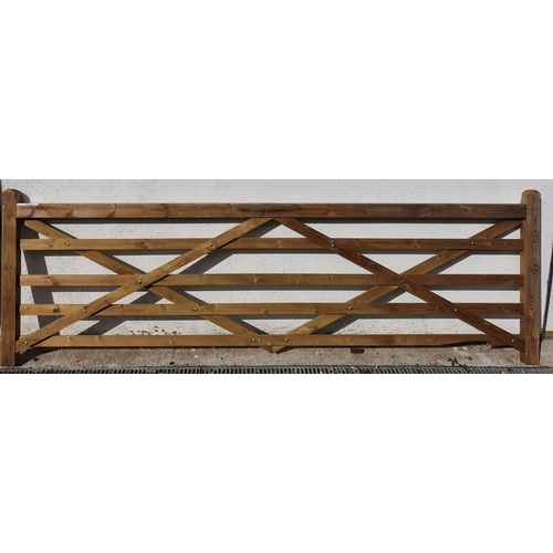 427 - 1 wooden gate width approx 366cm, bottom rail slight damage.