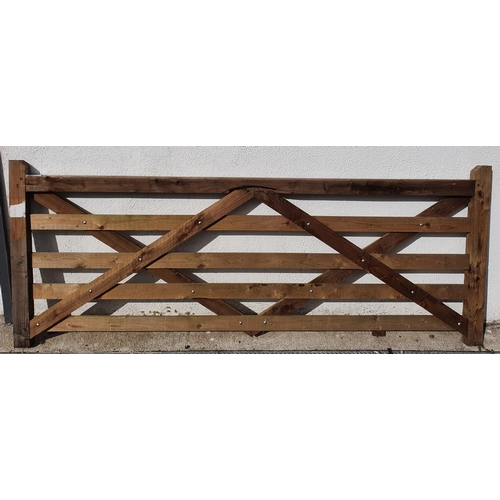 428 - 1 wooden gate width approx 305cm, top rail broken.