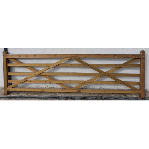 429 - 1 wooden gate width approx 366cm.