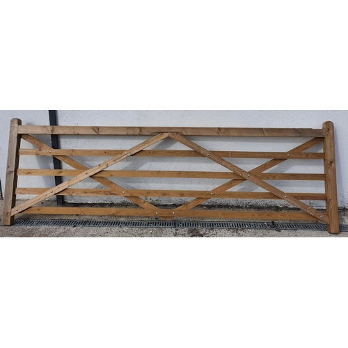 431 - 1 wooden gate width approx 366cm.