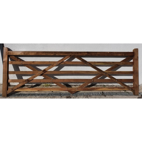 432 - 1 wooden gate width approx 336cm