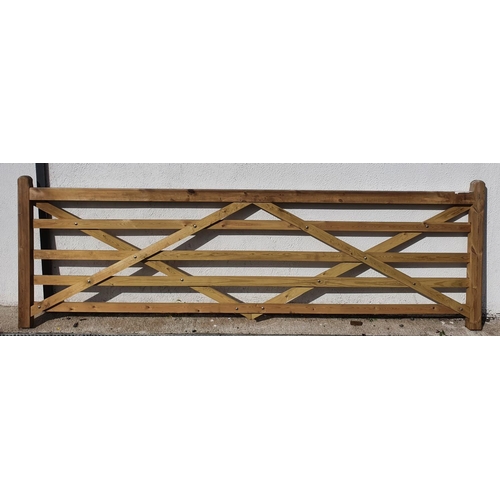 433 - 1 wooden gate width approx 366cm.