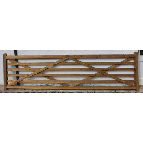 435 - 1 wooden gate width approx 427cm.