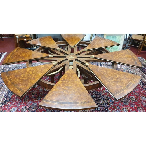 842 - A fantastic 20th Century Santos Rosewood crossbanded Mahogany Jupe Table with leaf holder with fully... 