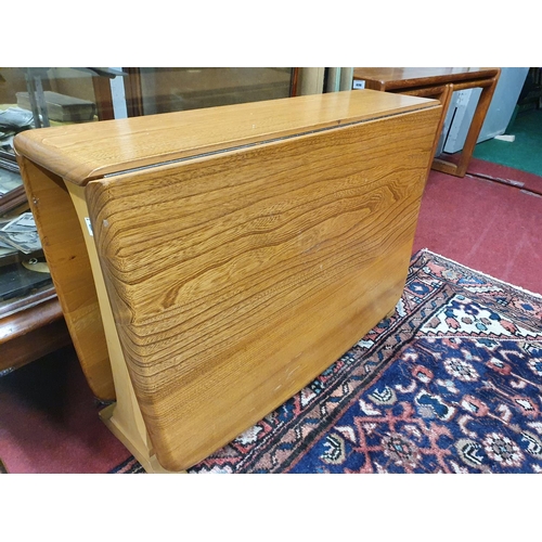 870 - An Ercol style drop-leaf coffee table, 69cms (27ins) wide.