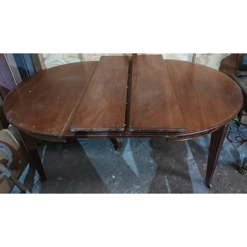 195 - A Late 19th/Early 20th Century two leaf Dining Table. 185W x 123D x 75H cms approx.