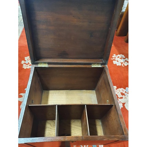 344 - A Regency Mahogany Wine Cooler on stand with lions head handles and reeded pod. 43W x 76H x 38D cms ... 
