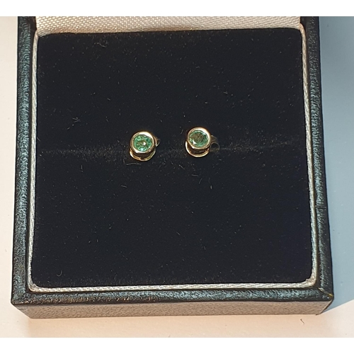 326 - Green beryl stud earrings, diameter 0.3cm, 0.2gm.