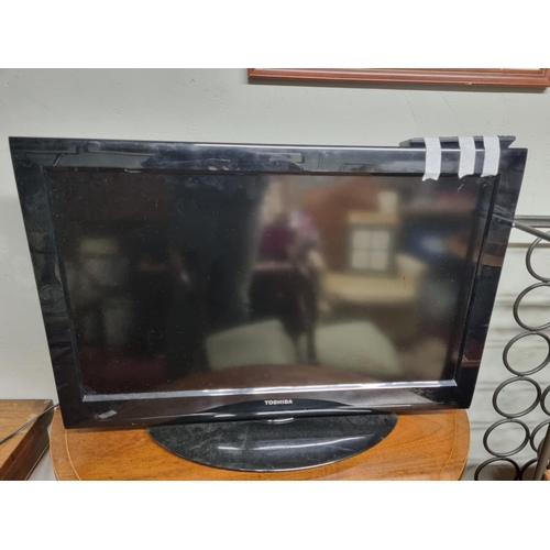 86 - Toshiba flat screen Television with remote control. PWOATO. 26 inch approx.