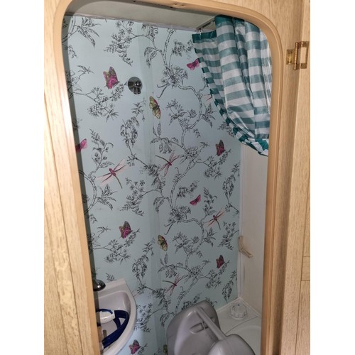 334 - A Sprite Major 5 berth caravan, year 1991, 
Comes with (all working according to the owner)

·      ... 