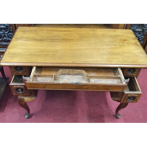 872 - An unusual early 20th Century Mahogany Sewing Table on cabriole supports. 93 x 46 x H 71 cm approx. ... 