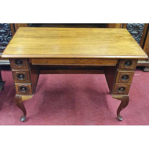 872 - An unusual early 20th Century Mahogany Sewing Table on cabriole supports. 93 x 46 x H 71 cm approx. ... 