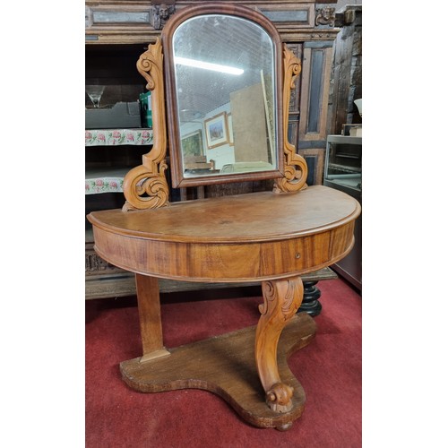 572 - A good Victorian bow fronted Mahogany Dressing Table. 
W 104 x D 54 x H 142 cm approx.