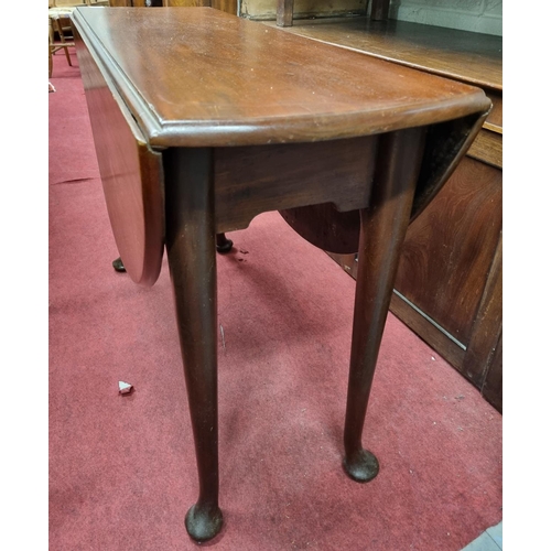 577 - A good Georgian Mahogany Padfoot Table. 
106 x 106 x H 73 cm approx.