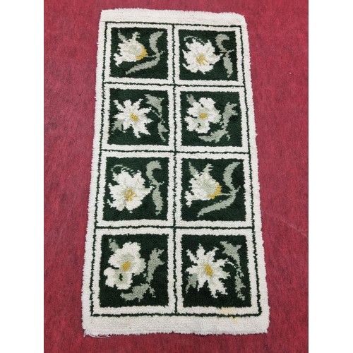 816 - Rectangular Cream and Green Wool Rug.
L 141 x W 70 cm approx.