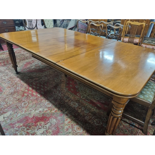 466 - A good early to mid 19th Century single leaf Dining Table with good reeded supports and reeded mould... 