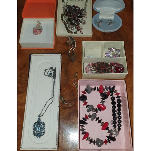 400 - A very large quantity of Costume Jewellery, along with an Osprey Handbag by Graham Ellisdon with lab... 