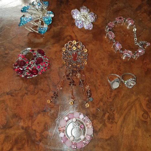 400 - A very large quantity of Costume Jewellery, along with an Osprey Handbag by Graham Ellisdon with lab... 