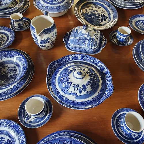 604 - A large quantity of blue and white Willow pattern Dinnerwares.