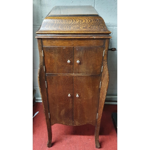 719 - An early 20th Oak cased Gramophone, His Masters Voice, The Gramophone Co Ltd, with a quantity of 78'... 