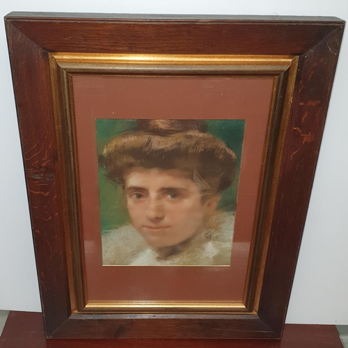 195 - A 19th Century Pastel of a beautiful woman in a good contemporary Oak frame. 29 x 24 cm approx.