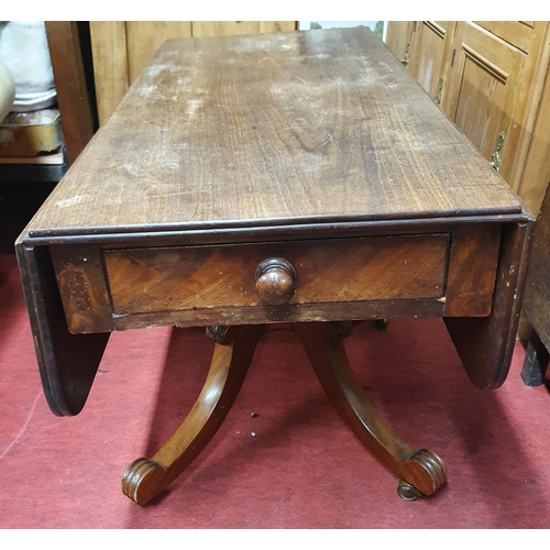 31 - A early 19th Century Pembroke Table on quatrefoil base and casters. Of really good quality.
H 70 x L... 