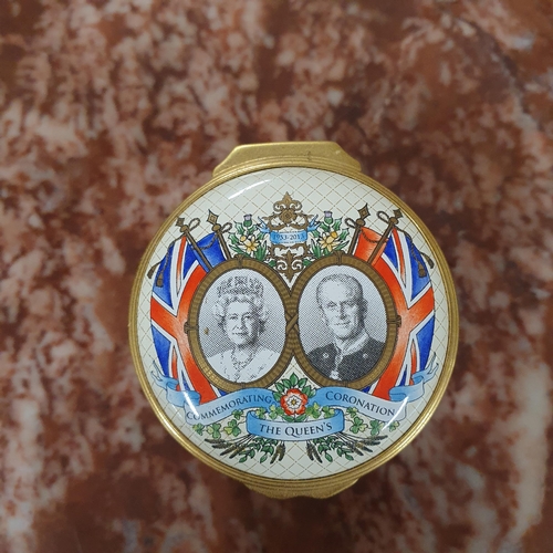 214 - A good quantity of Compacts, various dates and makers.