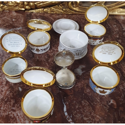 214 - A good quantity of Compacts, various dates and makers.