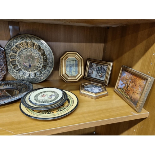 283 - A large quantity of decretive Items on two shelves.