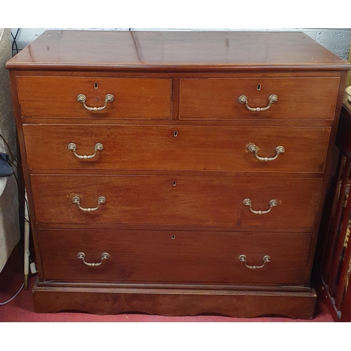 29 - A really good Georgian Mahogany Chest of Drawers with two short and three long graduated drawers wit... 