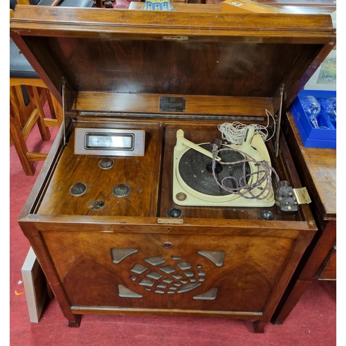 305 - A good early 20th Century Gramophone with a Walnut case. H 96 x W 84 x D 50 cm approx.