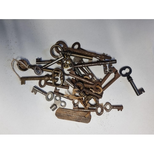 14 - A quantity of vintage Keys.