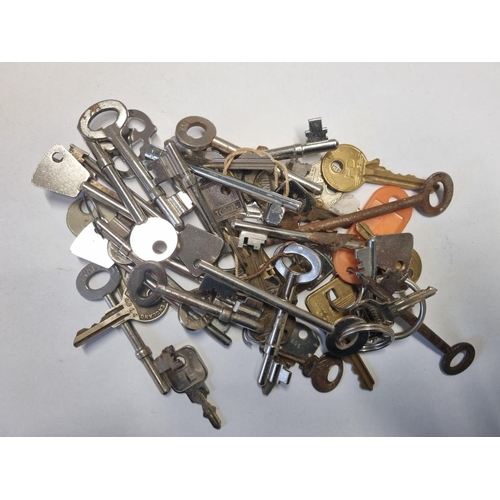 15 - A quantity of vintage Keys.