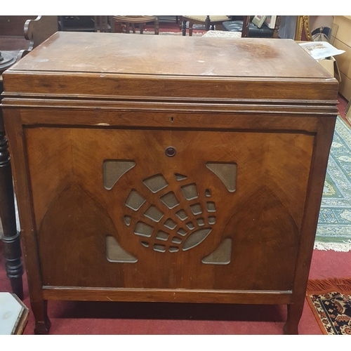 305 - A good early 20th Century Gramophone with a Walnut case. H 96 x W 84 x D 50 cm approx.