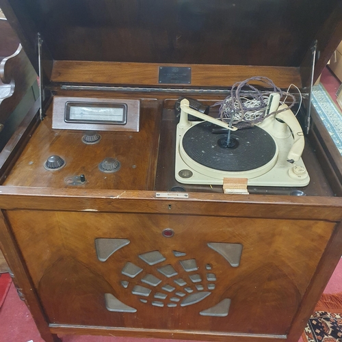 305 - A good early 20th Century Gramophone with a Walnut case. H 96 x W 84 x D 50 cm approx.