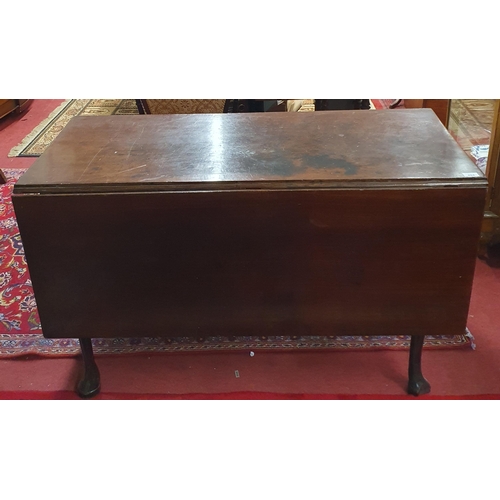 494 - A good Georgian Mahogany Dropleaf Table with carved cabriole feet. 114 x 136 x H 71 cm approx.