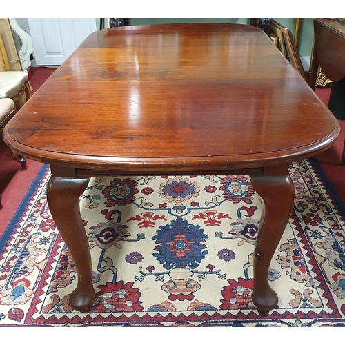 1115 - A good early 20th Century D end Dining Table with two leaves on cabriole supports. 180 x 105 x H 72 ... 