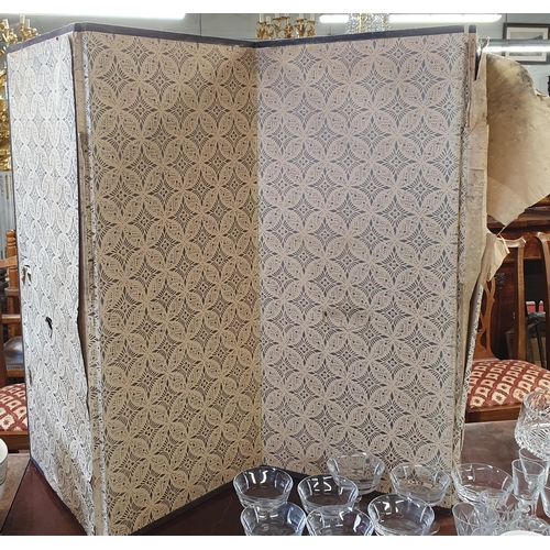 1015 - A good Oriental table top Screen with hand painted decoration. H 87 each panel W 39 cm approx.