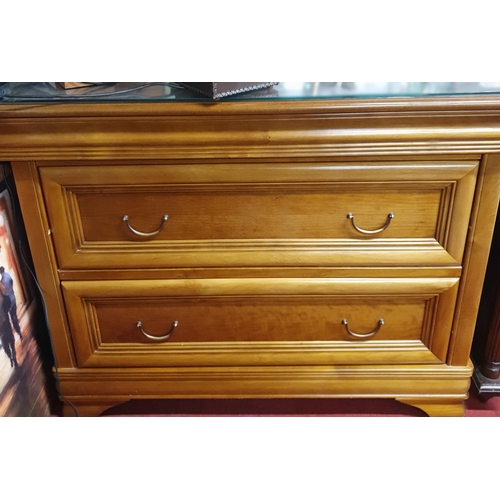 849 - Two Mahogany Bedside Cabinets. (one missing swan neck handles) along with a table Lamp.
H 64 x W 50 ... 