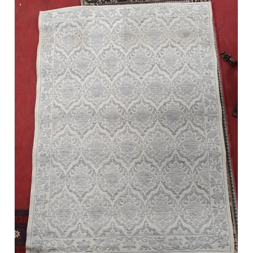 1125 - A modern cream and grey ground Rug.
L 160 x W 114 cm approx.