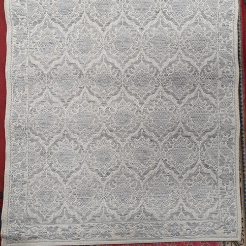 1125 - A modern cream and grey ground Rug.
L 160 x W 114 cm approx.