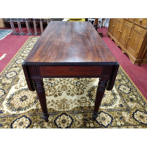 324 - A Georgian Mahogany Pembroke Table of superb quality in the manner of Gillows of Lancaster. 111 x 11... 