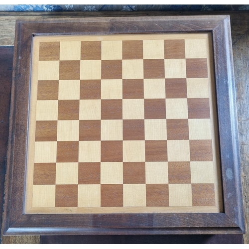 106 - A good 20th Century Campaign Chess Board with chess pieces. 40 x 40 x H 8 cm approx.