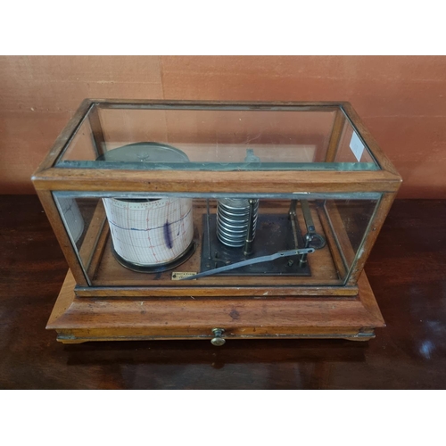 30 - A good 19th Century Barograph by Short and Mason of London.
36 x 21 x H 21.5 cm approx.