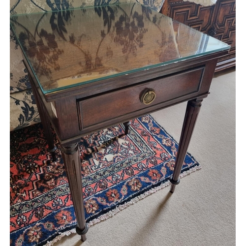 61 - A small square side Table on turned supports with a glass top. 43 x 43 x h 60  cm approx.