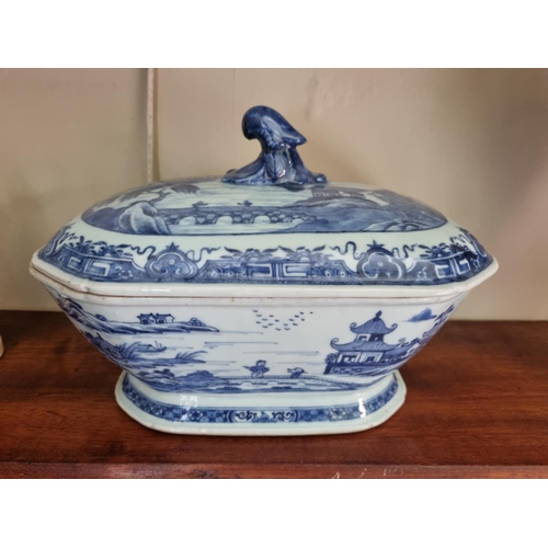 92 - A good early Oriental Serving Dish with blue ground.
31 x 19 x H 17 cm approx.