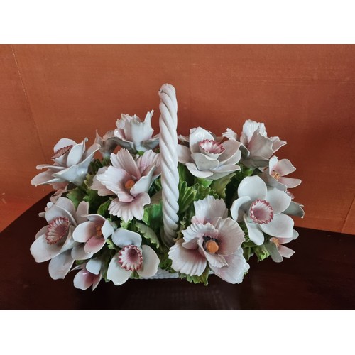 45 - A really good Italian Porcelain Centrepiece depicting a large basket of flowers.
51 x 30 x H 35 cm a... 