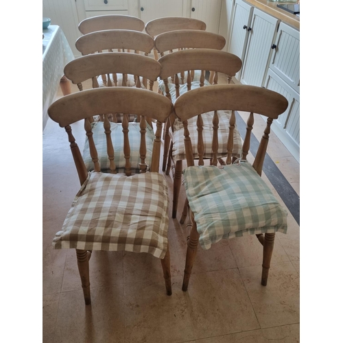 327 - A good set of eight Windsor style Beech Chairs.
W 37 x SH 46 x BH 83 cm approx.