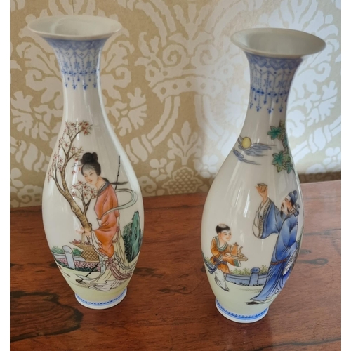 154 - A nice pair of hand painted Oriental Bud Vases.
H 15 cm approx.