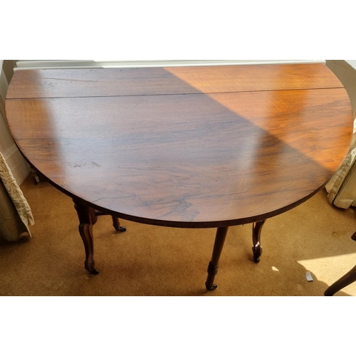 183 - A 19th Century Walnut Sutherland Table with turned supports and splayed ends.
87 x 95.5 x H 70 cm ap... 